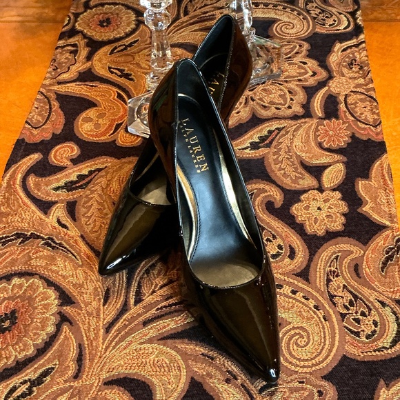 LAUREN RALPH LAUREN Black Patent Leather with Gold Rimmed Heels Size 7B - Picture 1 of 8